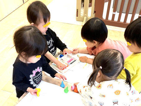 「どんな色が好き?🎵」1歳児のおしゃら探検隊がお宝の絵を描いています。