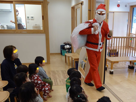 おしゃらサンタがクリスマスプレゼント持ってやって来た~!
