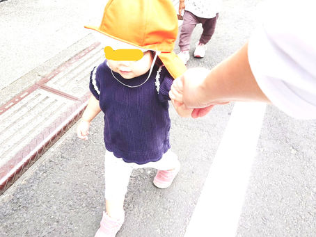0歳児のおしゃら探検隊は、しっかり歩いてお散歩できました