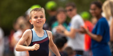 Jeune garçon courant avec le numéro 644, course Running, Triathlon Du Chemin Des Dames