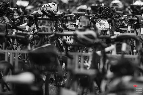 Vélo de course avec numéro 259 pour Triathlon Du Chemin Des Dames, en noir et blanc.