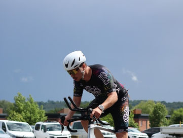 Cycliste en course sur son vélo, Triathlon Du Chemin Des Dames, sous le soleil.