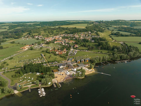 Vue aérienne d'un village au bord du lac, arbres et paysage verdoyant. Triathlon Du Chemin Des Dames