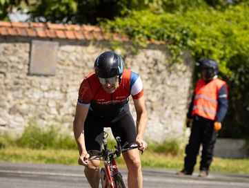 Cycliste en course sur route, maillot et casque, Triathlon Du Chemin Des Dames