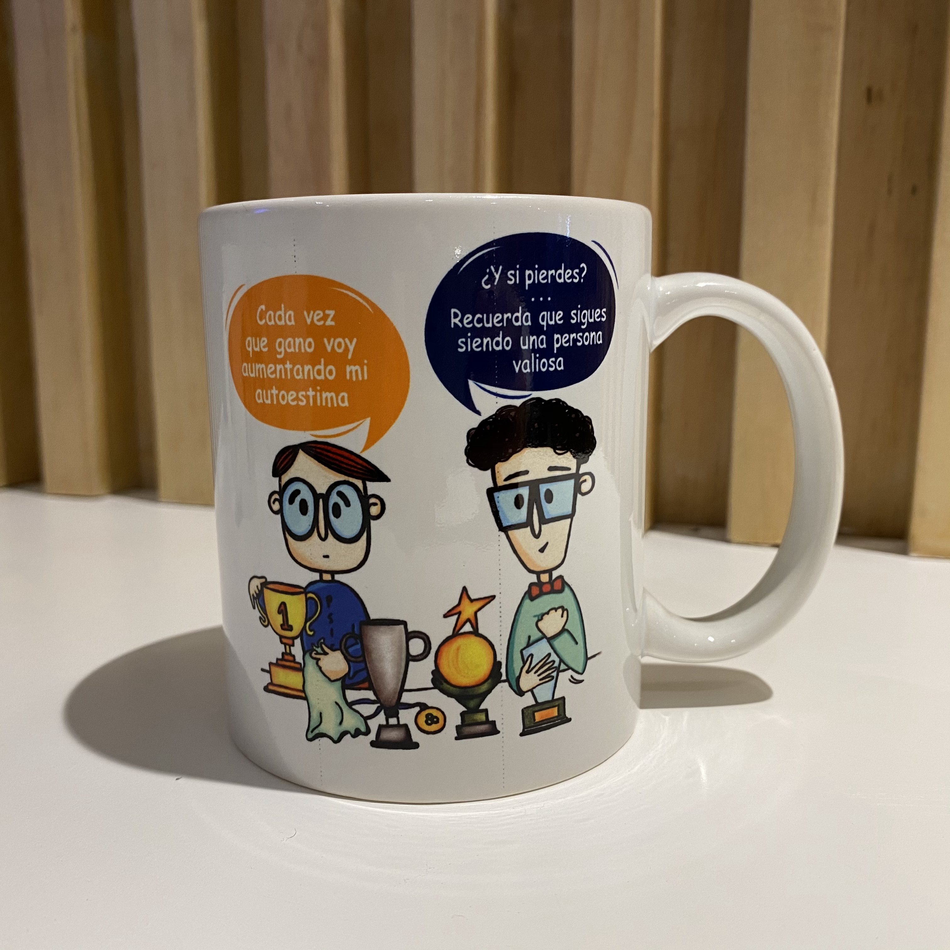 Taza (mug) de la segunda tira de los personajes Psico y Trec: trofeos y autoestima, lado a