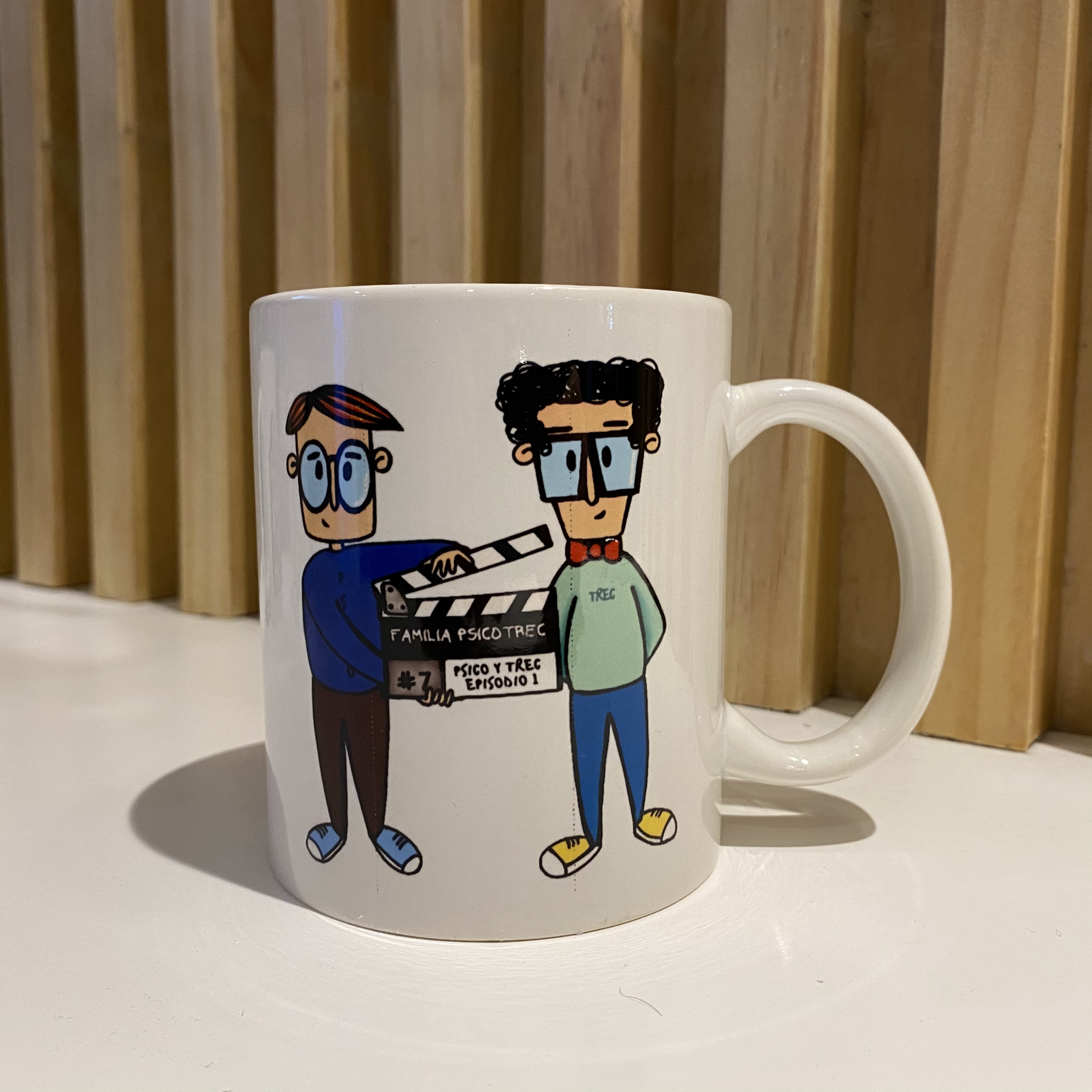 Taza (mug) con los personajes Psico y Trec sosteniendo una claqueta lado a