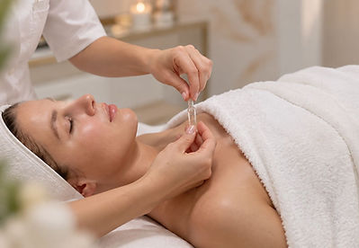 Intensiv Exklusiv Gesichtsbehandlung im Kosmetikstudio Albrecht in Esslingen – professionelle Hautpflege mit hochwertigem Wirkstoffserum für anspruchsvolle Haut.