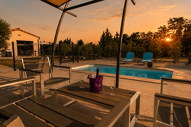 Piscine privée et espace détente extérieur de La Bastide des Plaines