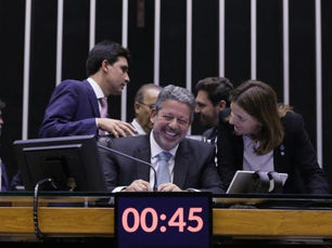 Deputados elegem presidente da Câmara em 1º de fevereiro