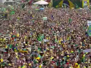 Histórico: Centenas de milhares de pessoas cantam o hino nacional em Brasília