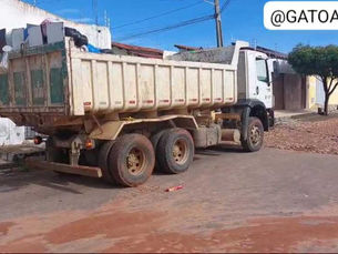 Cidadão denuncia caçamba que pertence a Prefeitura de Juazeiro quebrada e sem placa