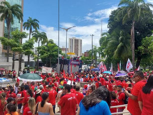 Servidores das redes municipal, estadual e federal da Educação protestam por valorização em Fortaleza