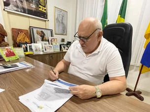 Prefeito de Pacatuba é hospitalizado às pressas e evita ida a prisão