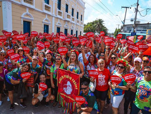 Professores de Fortaleza protestam em frente ao Paço por reajuste salarial