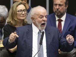 Lula pede que Hang pague R$ 100 mil de indenização por faixas que o chamavam de "ladrão"