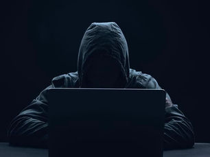 Hacker de 18 anos suspeito de invadir sites de órgãos públicos é alvo de busca e apreensão no CE