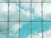 Ventana de vidrio tintado con cielo nublado