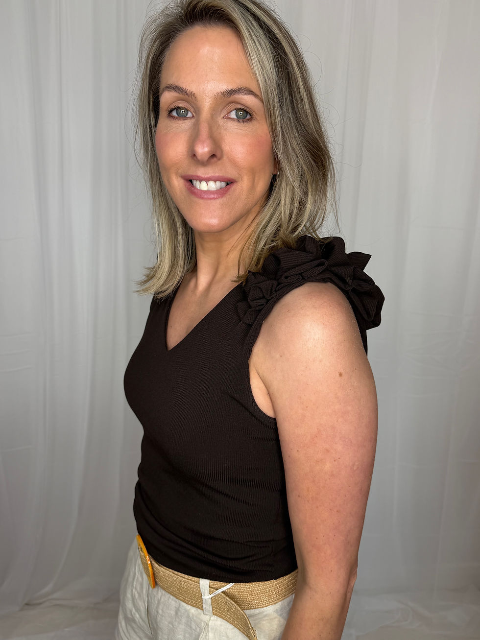 Thumbnail: Elma ruffle shoulder vest - BROWN 