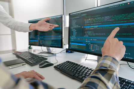 programadores-que-desarrollan-codigos-sus-computadoras (1).jpg