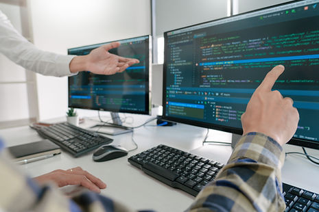 programadores-que-desarrollan-codigos-sus-computadoras (1).jpg