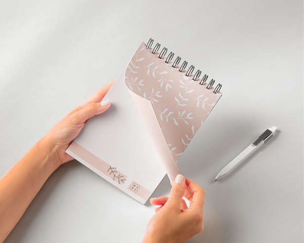 Hands-Holding-Spiral-Notepad-Free-psd-Mockup menor_Prancheta 1.png