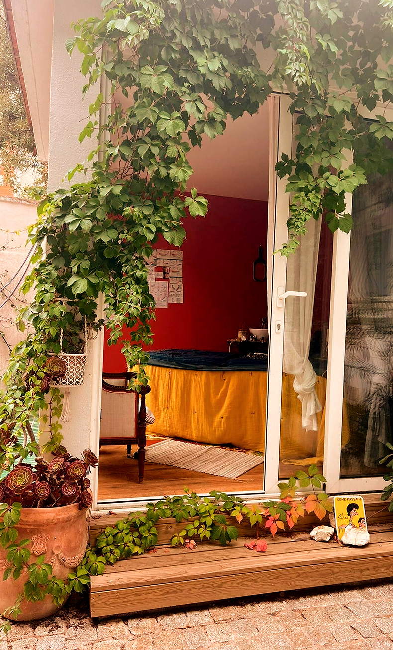 Lieu de massage bien-être dans un patio méditerranéen à Marseille