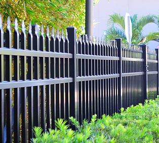 Gard metalic robust, pentru o securitate sporita.