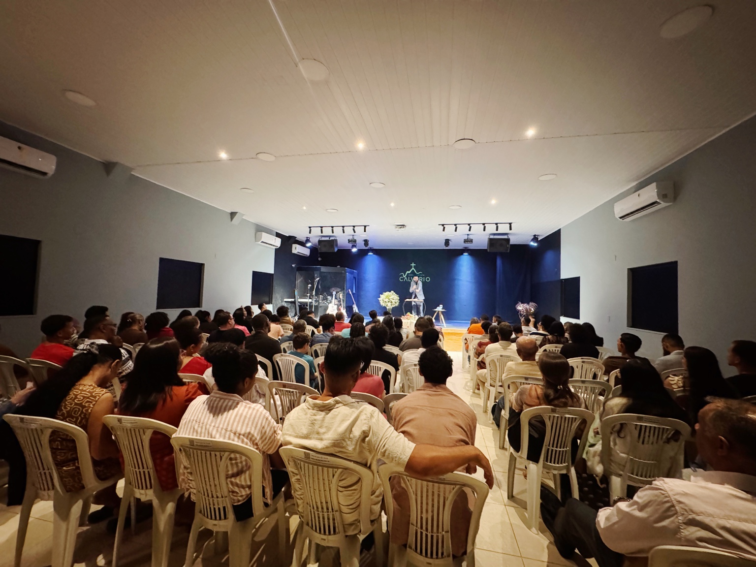 Jovens da igreja reunidos em comunhão