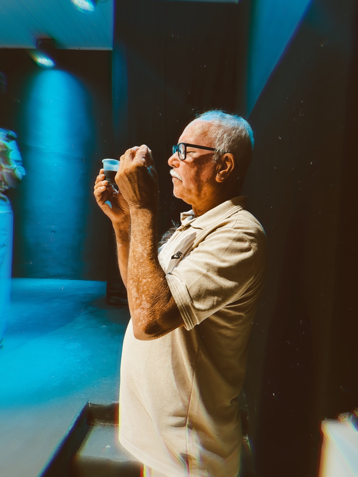 Membros da igreja adorando durante o culto