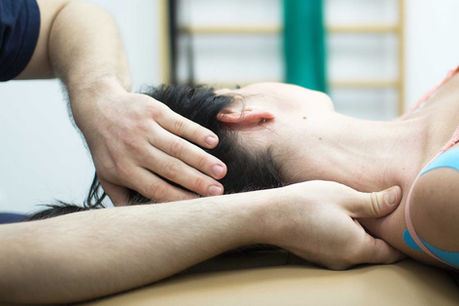 Розслаблюючий масаж голови для полегшення мігрені