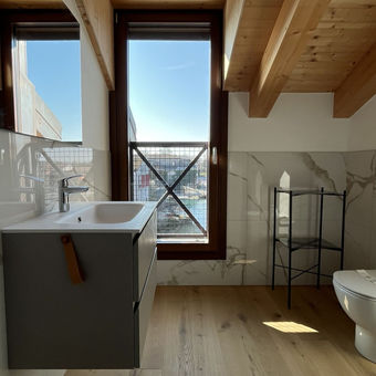 Bagno mansardato con mobile lavabo sospeso scuro - appartamento arredato a Treviso