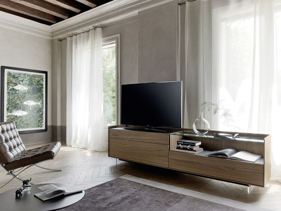 Mobile TV in legno con poltrona di design - idea soggiorno su misura Girardi Arredamenti