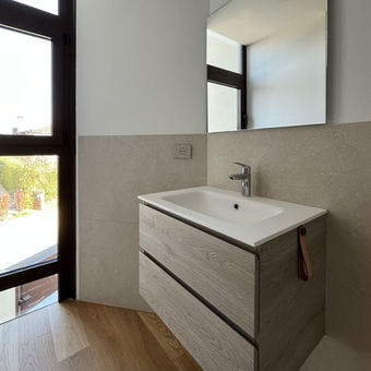 Bagno con mobile lavabo sospeso chiaro e specchio - appartamento arredato a Treviso