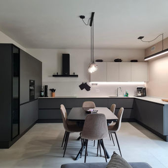 Cucina a ferro di cavallo con penisola e tavolo, luce sottopensile LED - Preganziol