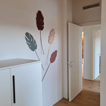 Ingresso con mobile scarpiera e decorazione a parete - appartamento arredato a Treviso