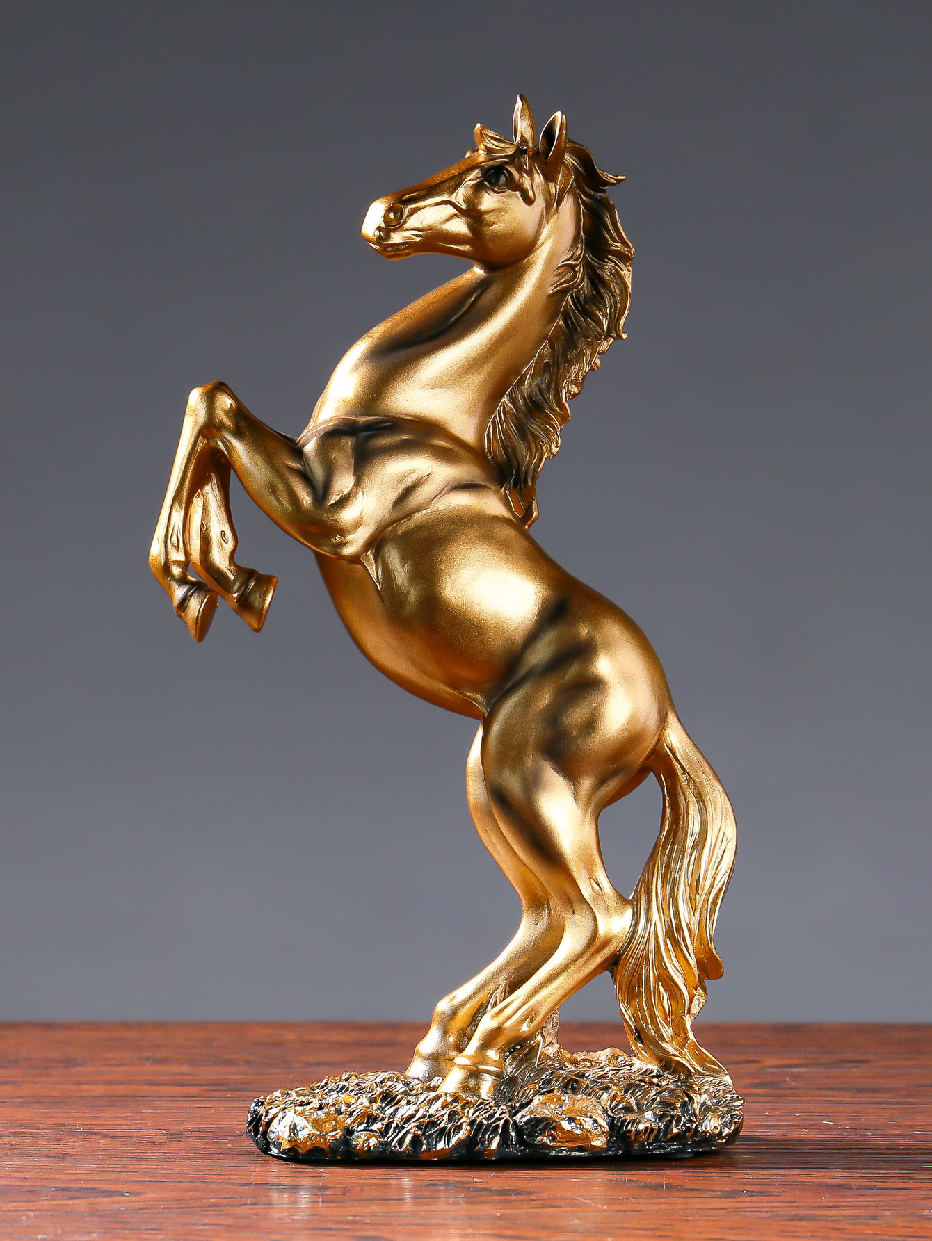 Escultura decorativa de cavalo | Força e Movimento na Decoração