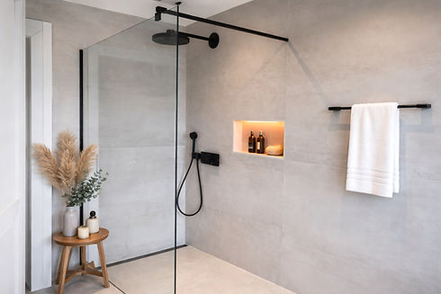 Modernes Badezimmer mit Dusche und Nische nach Badsanierung in Kaiserslautern