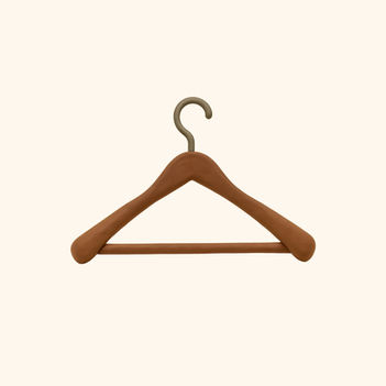 Színes gyurmából formált klasszikus vállfa világos háttér előtt.