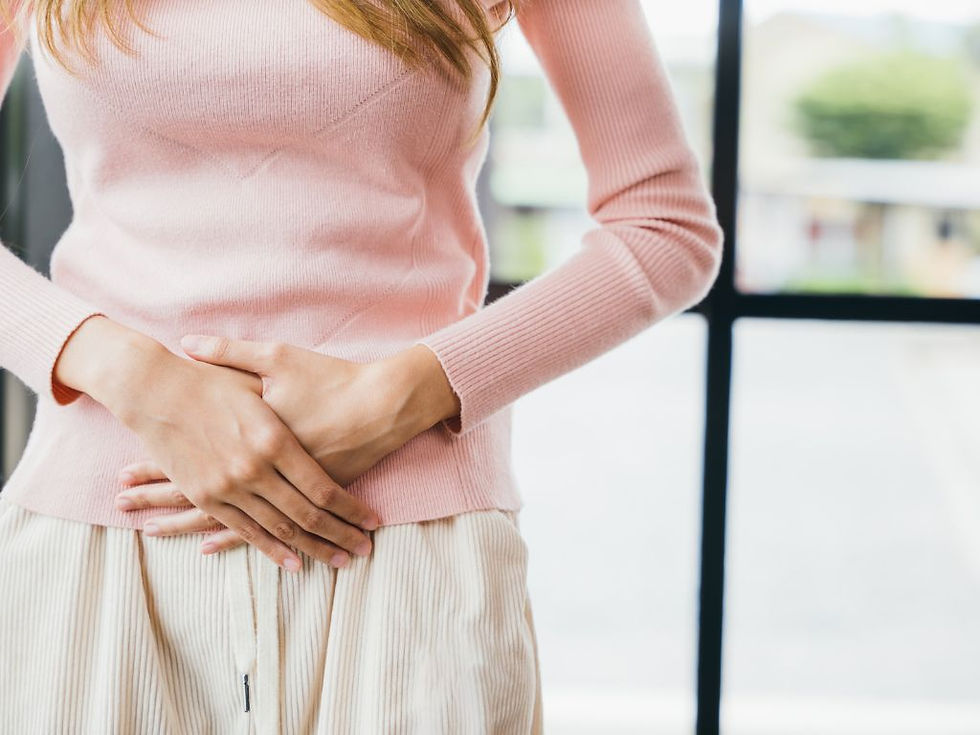 女性雙手按著下腹,經期不適的姿勢