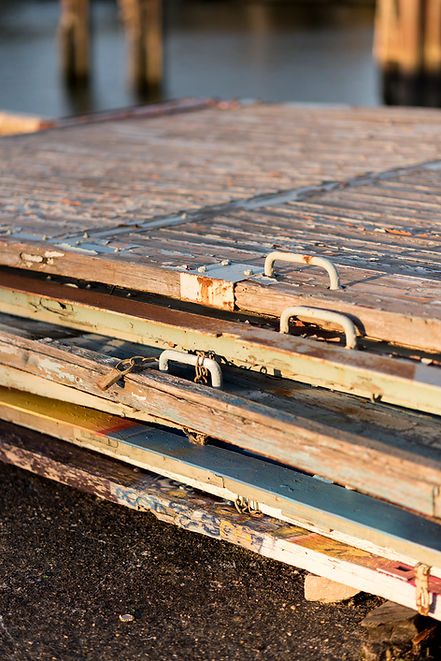 deux architectes en train de mettre des étiquettes sur un tableau
