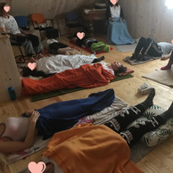 Geführte Atemmeditation.. alle Seminarteilnehmer liegen am Boden und Atmen.