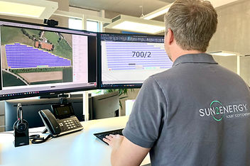 CAD-Planung-PV-Großanlagen_Mitarbeiter-vpr-Monitor