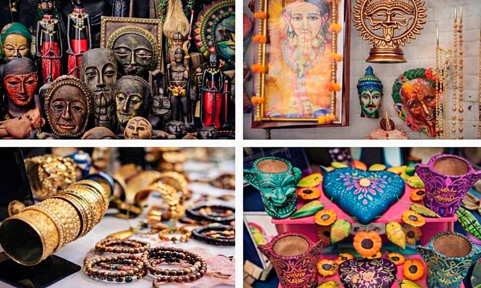 Collage de máscaras artesanales, pulseras y candelabros coloridos en un puesto decorativo, con aire místico.