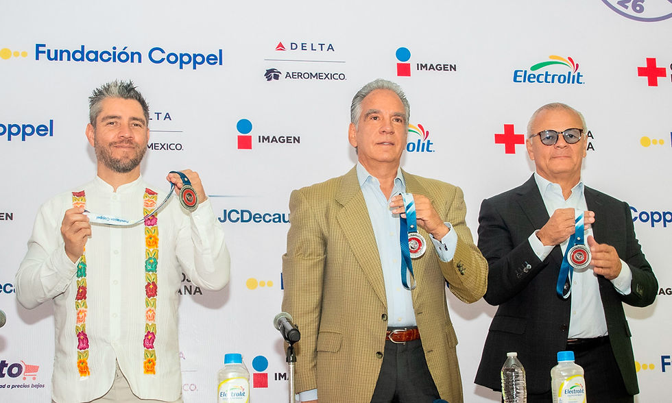 Tres hombres posan con medallas frente a un fondo de patrocinadores: Fundación Coppel, Delta, Aeroméxico, Imagen y Electrolit.