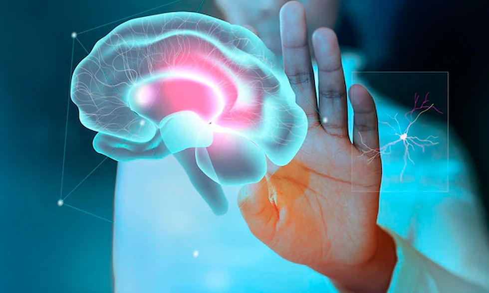 Mano frente a un cerebro holográfico azul y rosa en un fondo médico tecnológico.