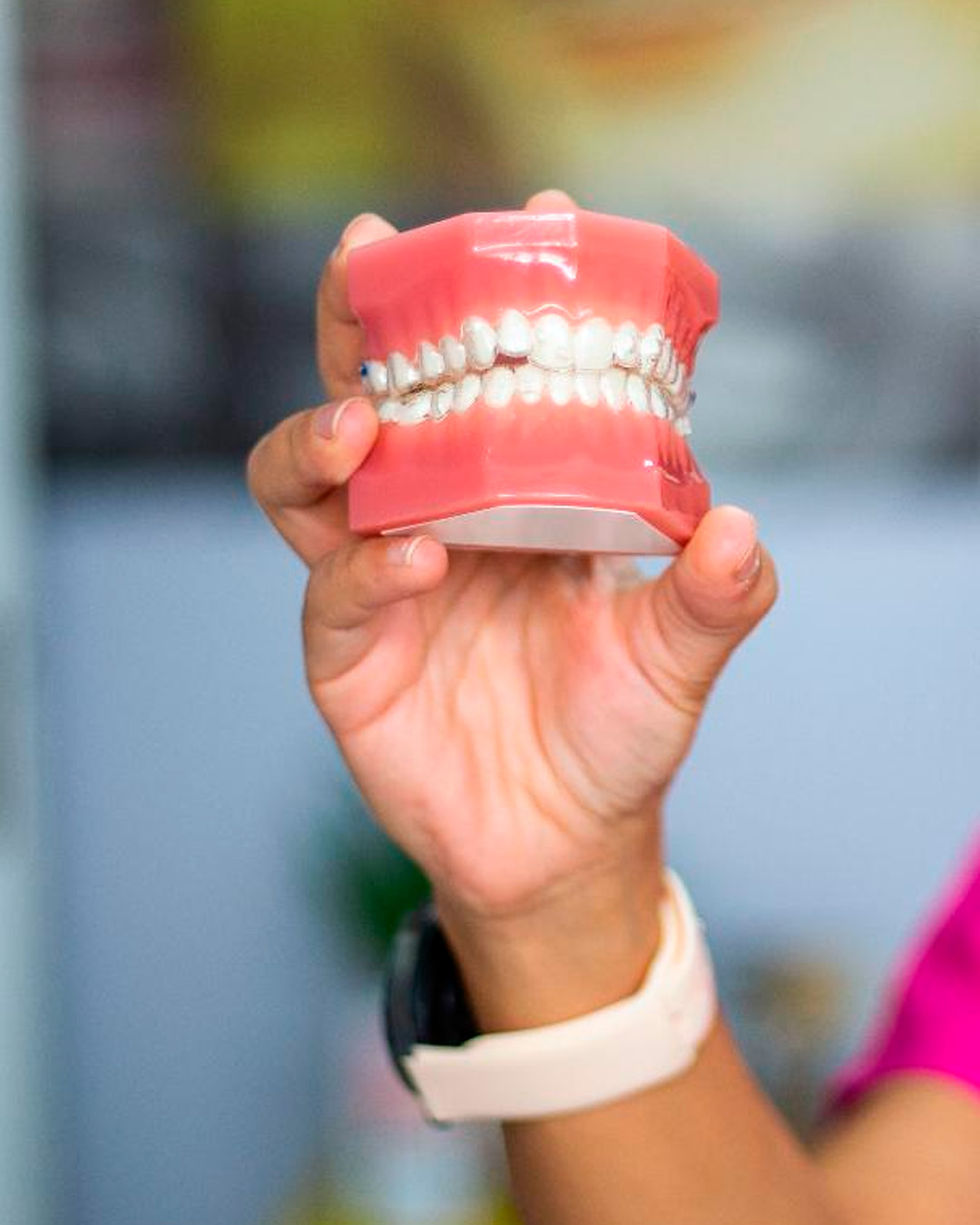 ¿Despiertas con dolor de mandíbula, sensibilidad en los dientes o dolor de cabeza? ¿Alguien te ha dicho que rechinas los dientes mientras duermes?