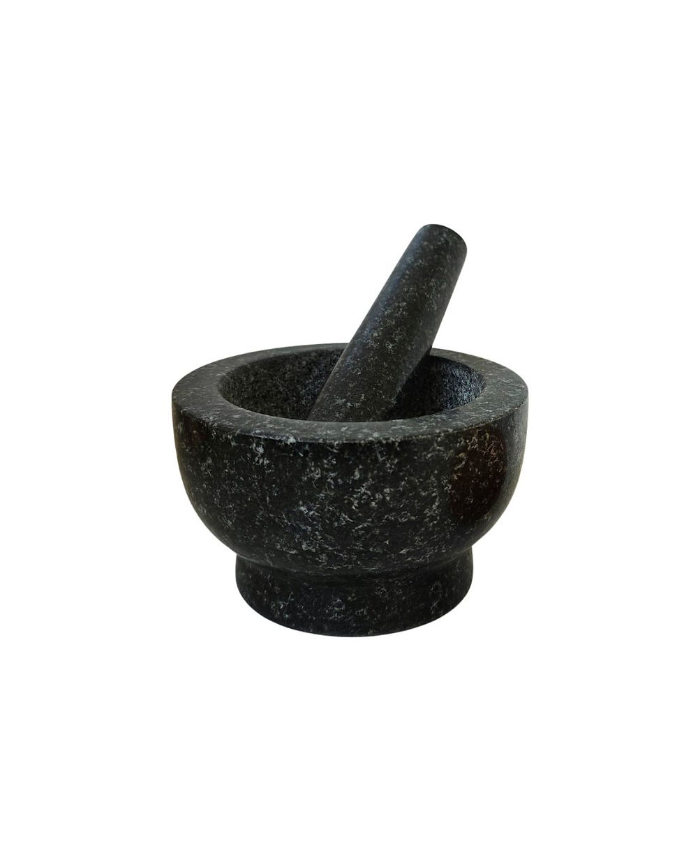 Mörser und Stößel aus schwarzen Granit