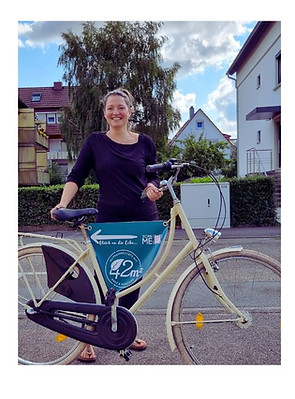 Werbefahrrad von 42qm in Bad Mergentheim mit der Inhaberin Katharina Dietz im Hintergrund
