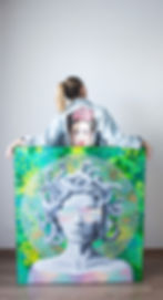 artystka singulart emerging artist well known from pop art oil painting and street art urban style with medusa Supreme