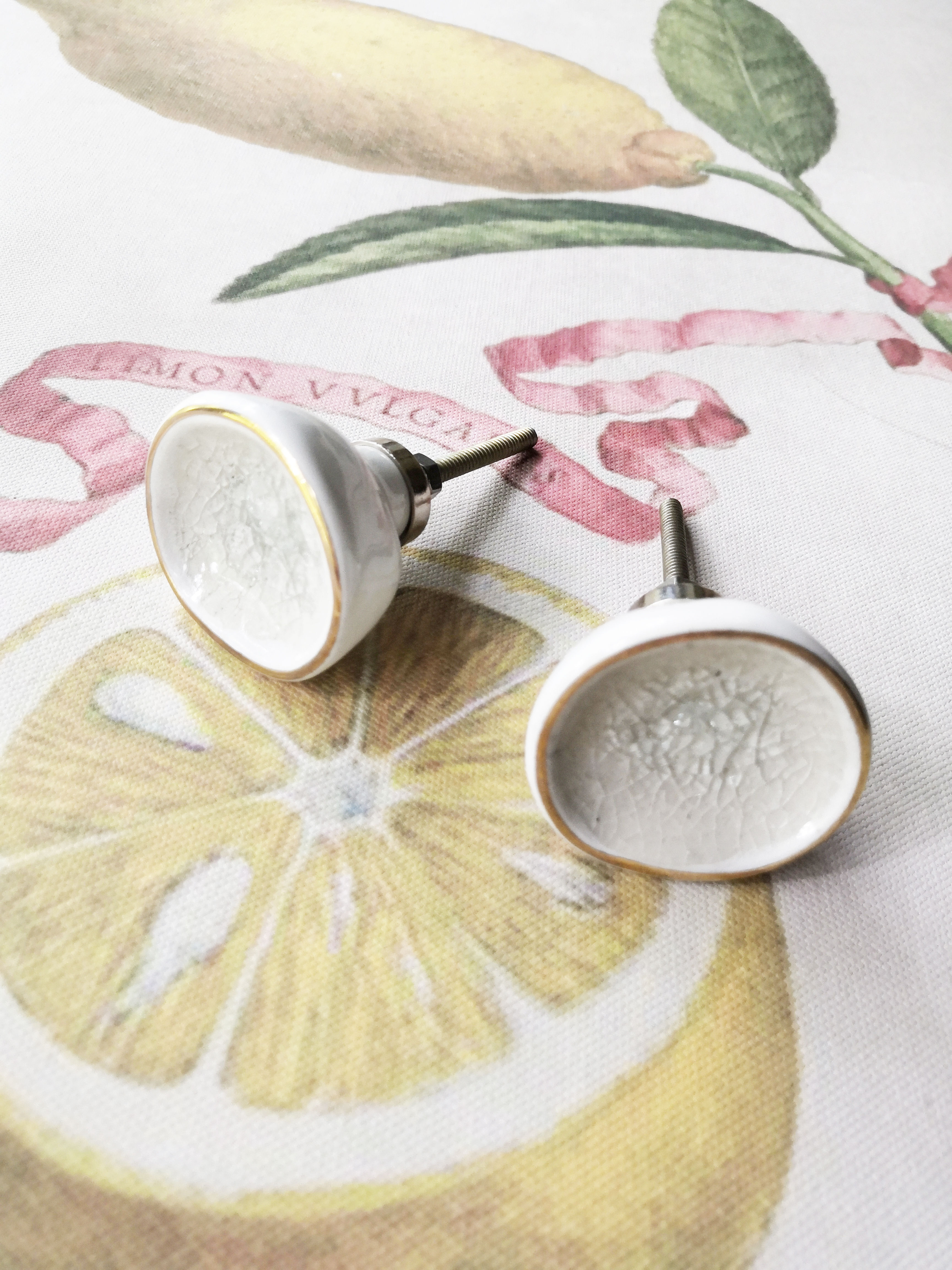 Törtfehér bútorgomb